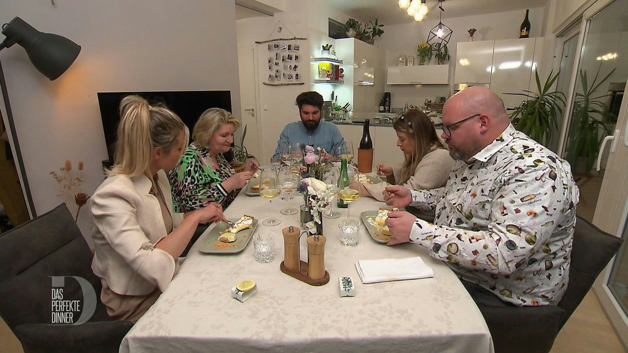Während Armin mit der Konsistenz seiner Zitronen-Tarte hadert, finden die Gäste das Dessert genau richtig.
(Bild: RTL)