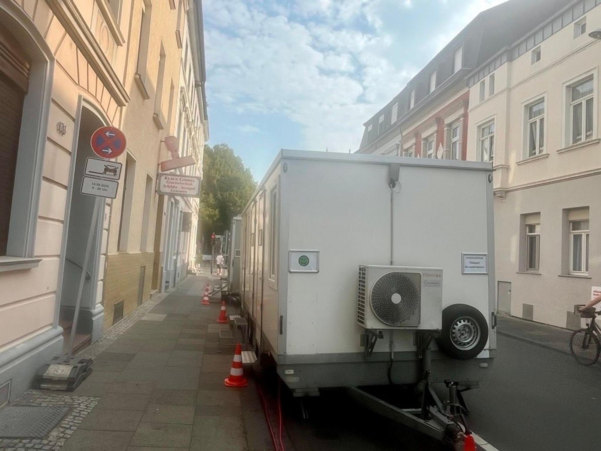 Container mit Maske und Garderobe wurden auf der Heerstraße aufgebaut.