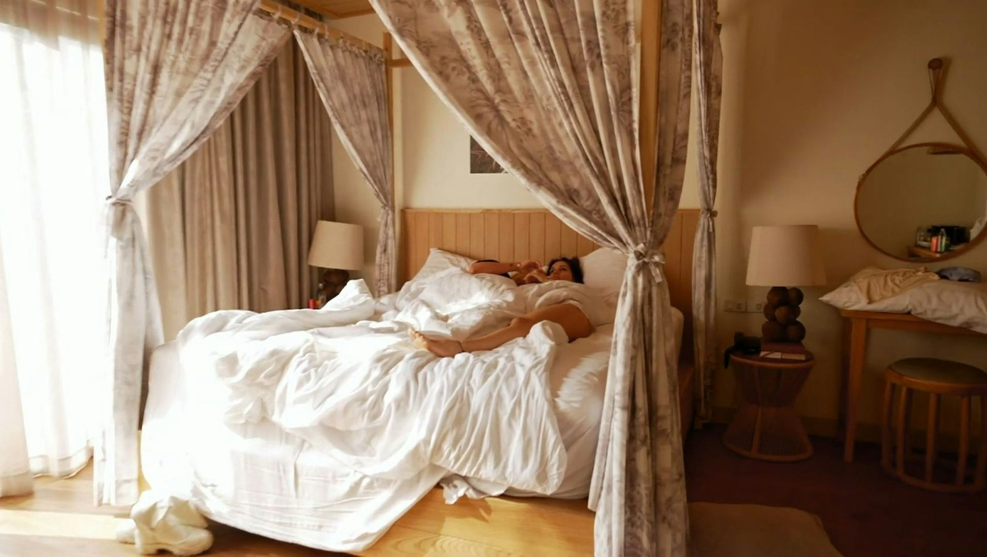 Als sich der Abend seinem Ende zu neigen scheint, zückt Nessi plötzlich eine Hotelkarte: „Falls du Lust hast?“ Wenig überraschend: Lotti hat Lust. (Bild: RTL)