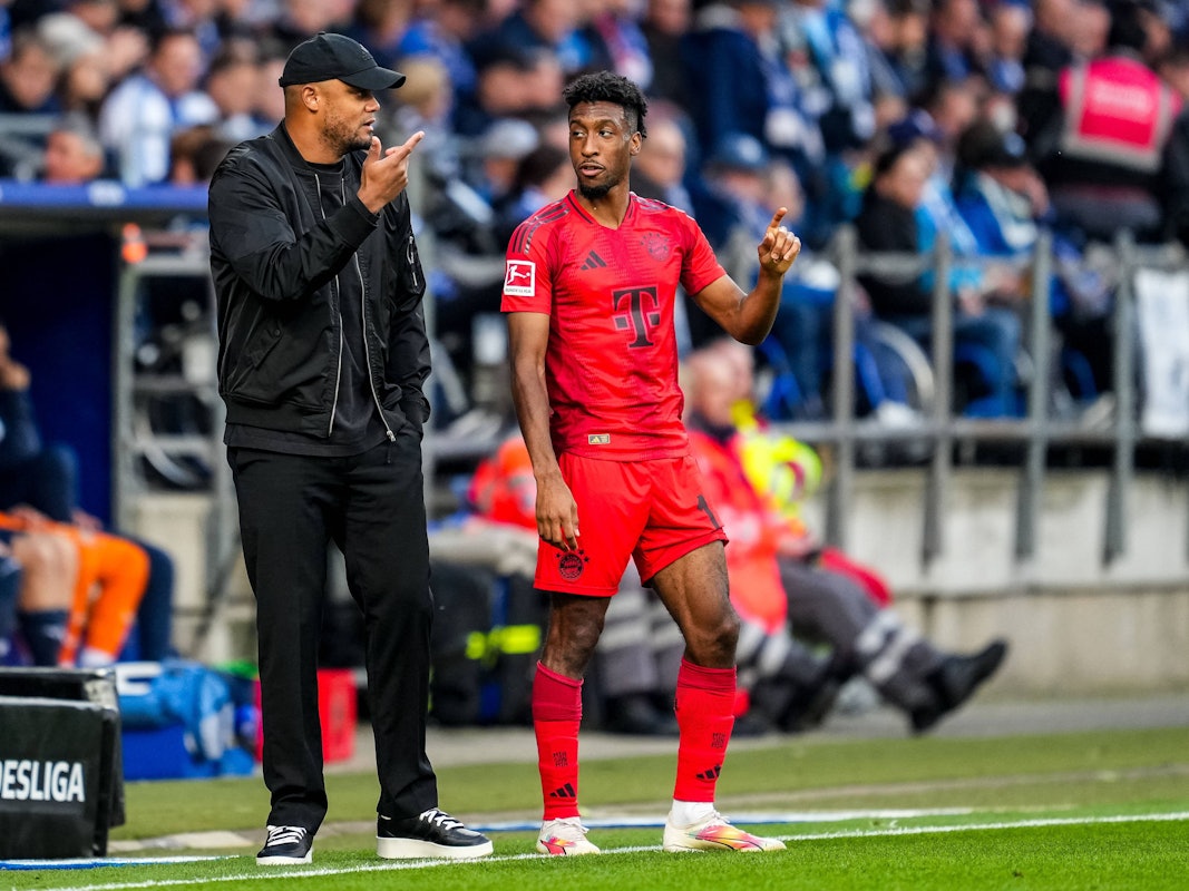 Kingsley Coman im Gespräch mit Vincent Kompany.