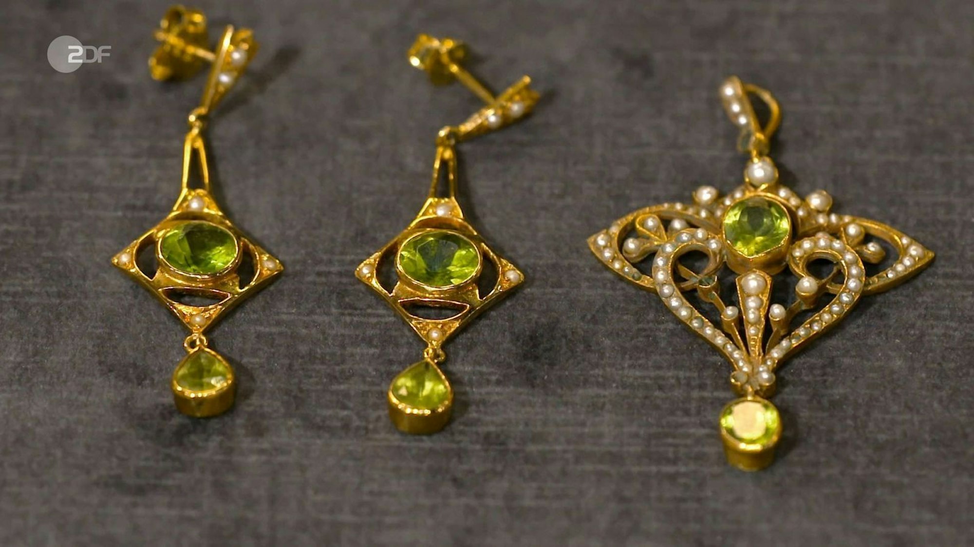 Die Ohrhänger und der Anhänger mit Perlen und Peridoten aus der Zeit zwischen 1900 und 1910 hatten einen Gesamtwert von 900 bis 1.200 Euro.
(Bild: ZDF)
