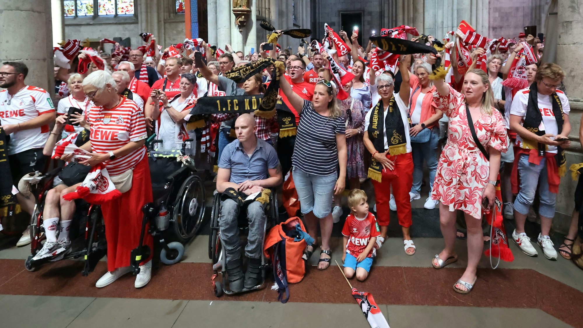 15.08.2025
Köln:
Fan-Andacht zum kölschen Doppeljubiläum: 77 Jahre 1. FC Köln & 777 Jahre Kölner Dom.
Foto: Martina Goyert