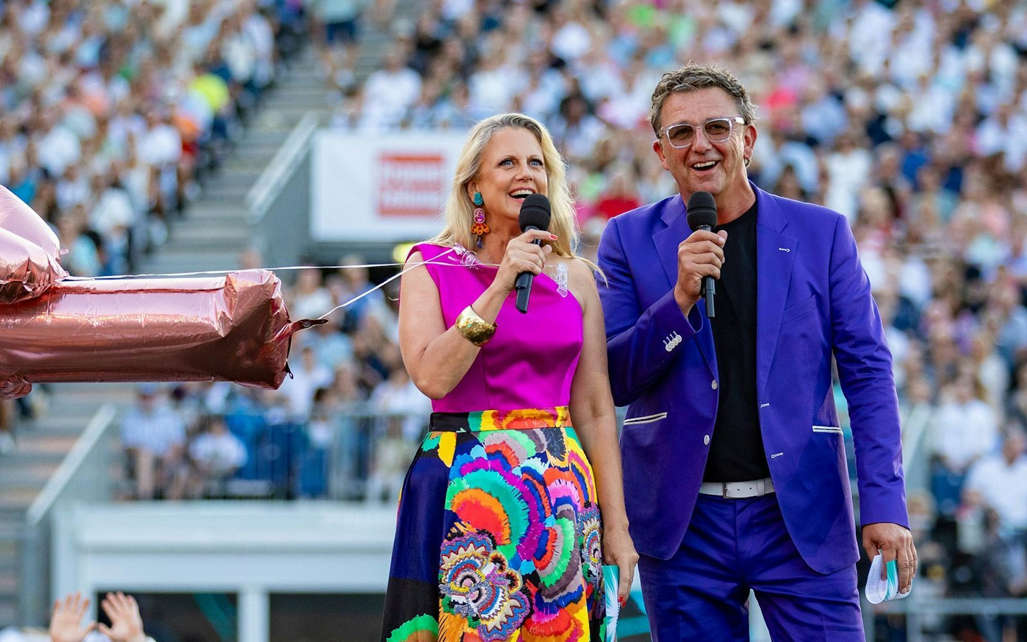 Barbara Schöneberger und Hans Sigl präsentieren abermals die „Starnacht am Wörthersee“ (Bild: MDR/ORF/Peter Krivograd)