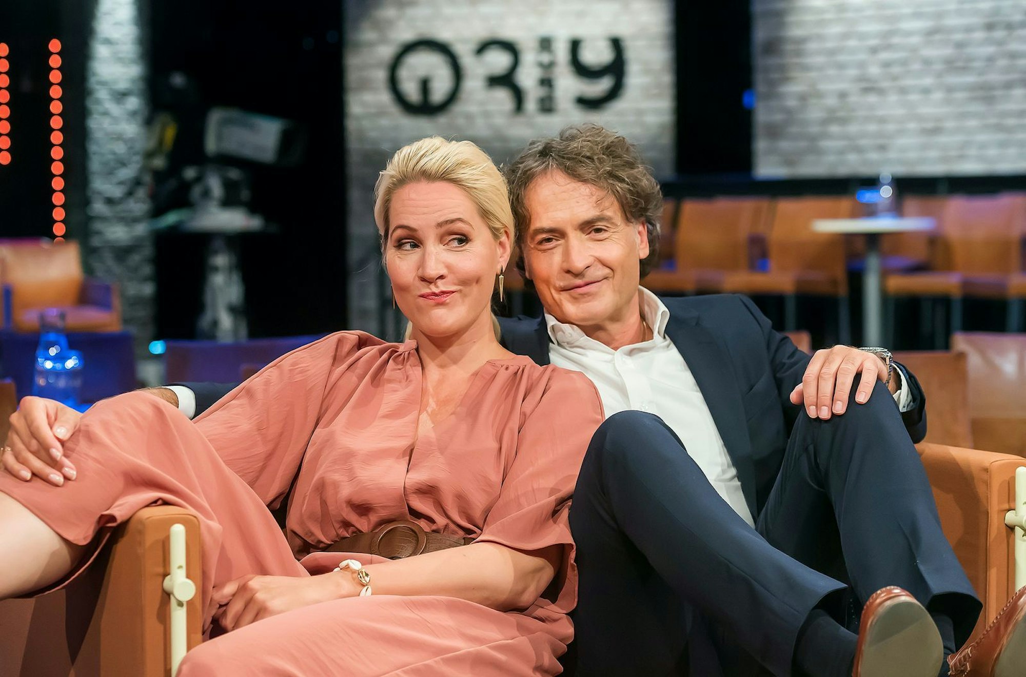 Judith Rakers und Giovanni di Lorenzo moderieren seit knapp 15 Jahren gemeinsam „3nach9“ - und haben sich schon mal den ein oder anderen heimlichen Gag erlaubt. (Bild: Radio Bremen/Matthias Hornung)