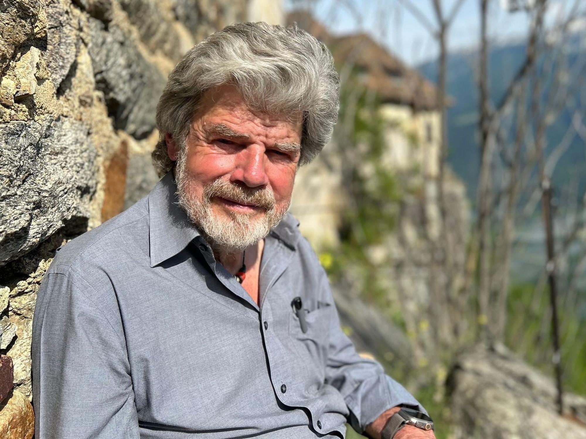 Der Bergsteiger Reinhold Messner sitzt an seinem Schloss Juval auf einer Bank.