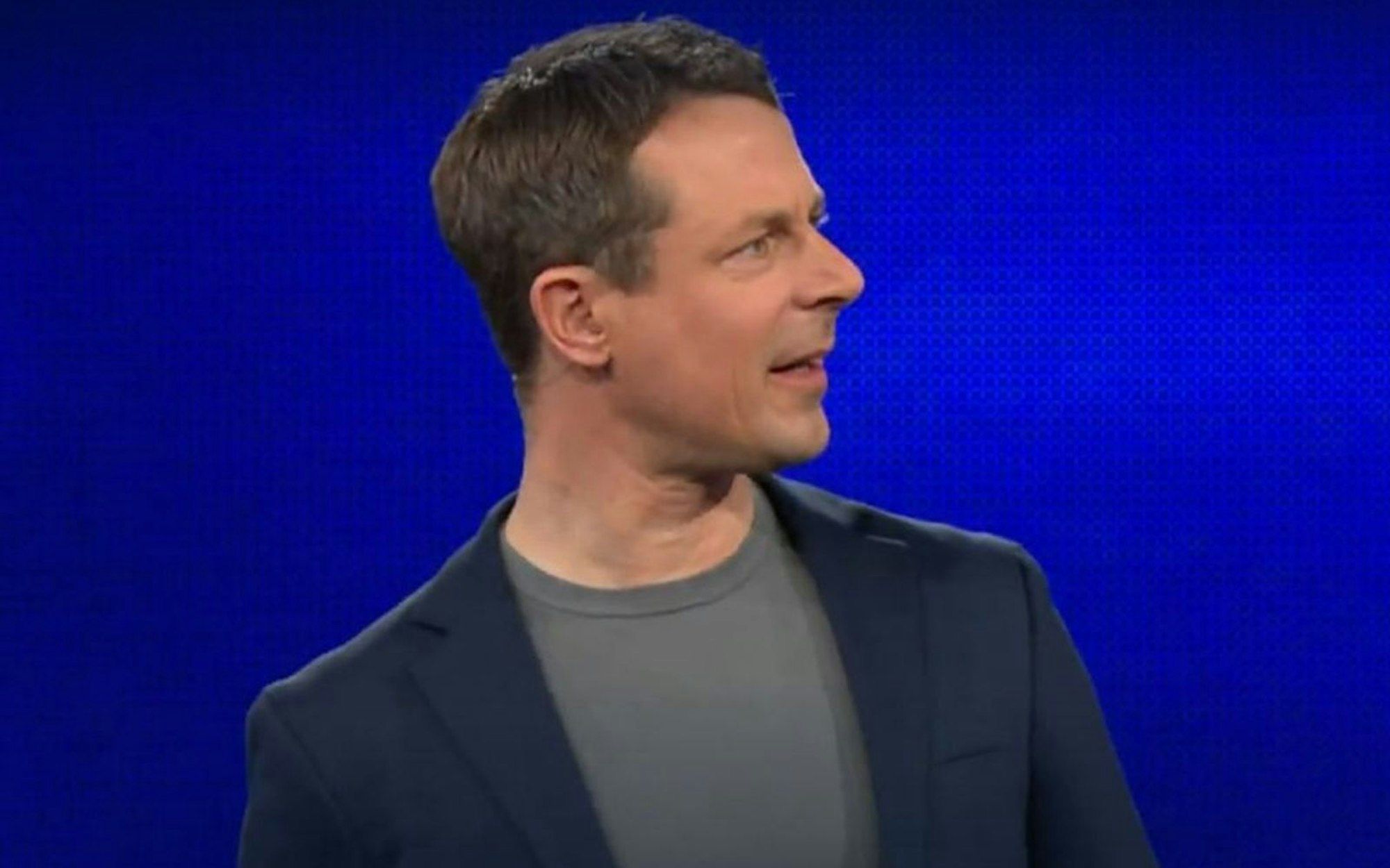 ARD-Moderator Alexander Bommes überraschte die schwache Leistung der Jägerin sichtbar. (Bild: ARD)