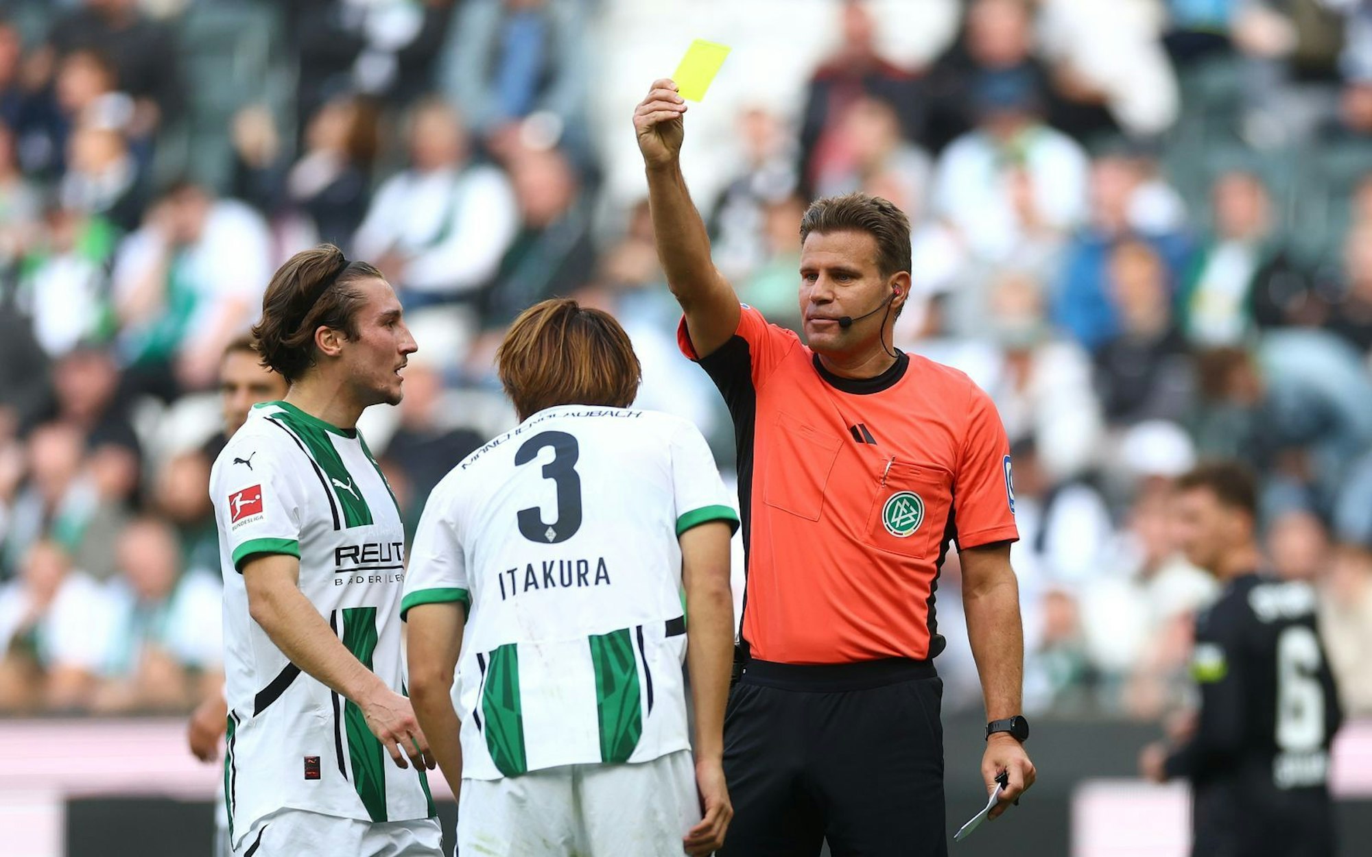 Schiedsrichter Felix Brych ist sich nicht zu schade, einen Fehler während des Spiels zuzugeben. (Bild: 2024 Getty Images/Lars Baron)