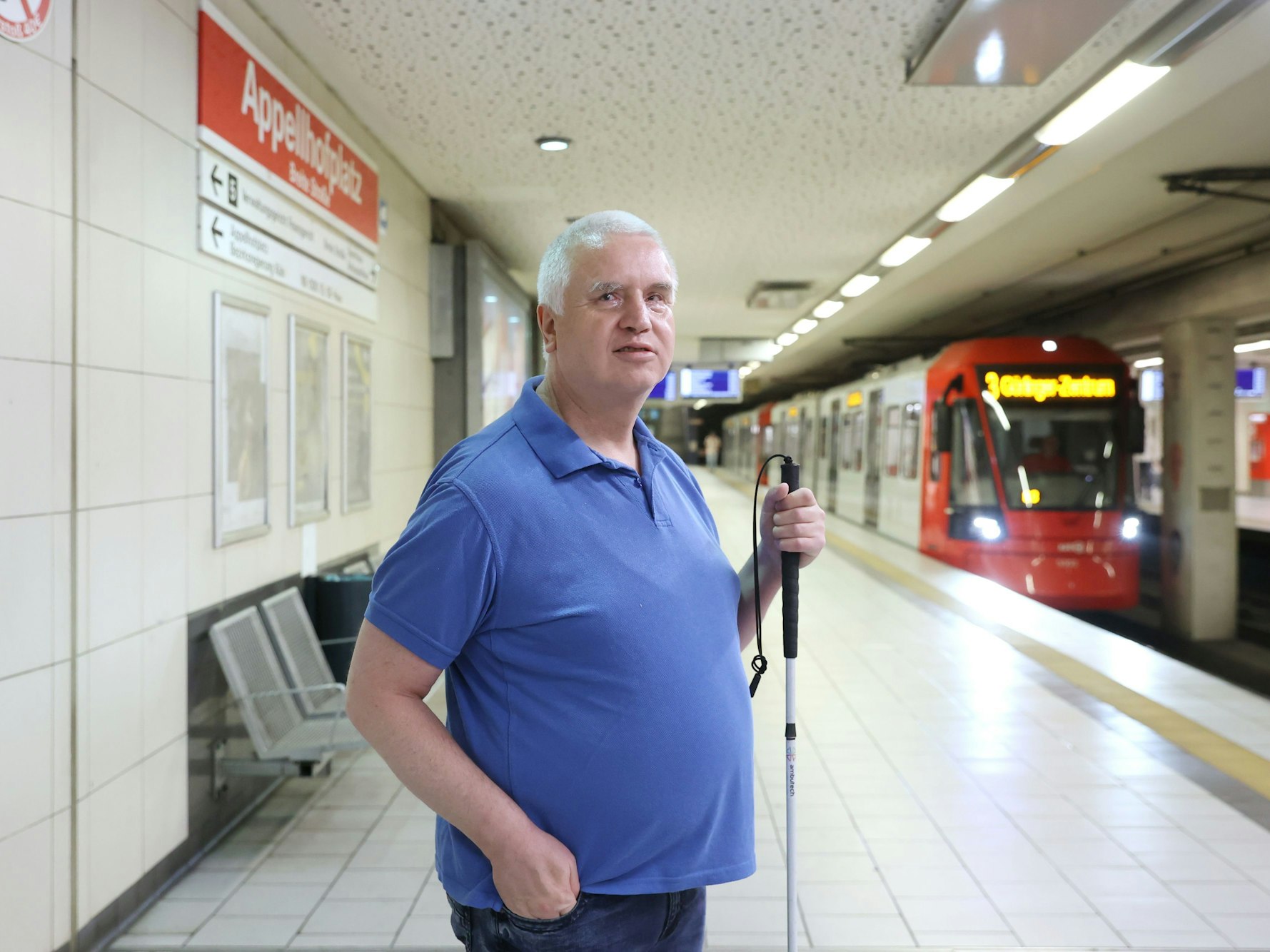Gerhard Stoll mit seinem Blindenstock an der KVB-Haltestelle Appellhofplatz.