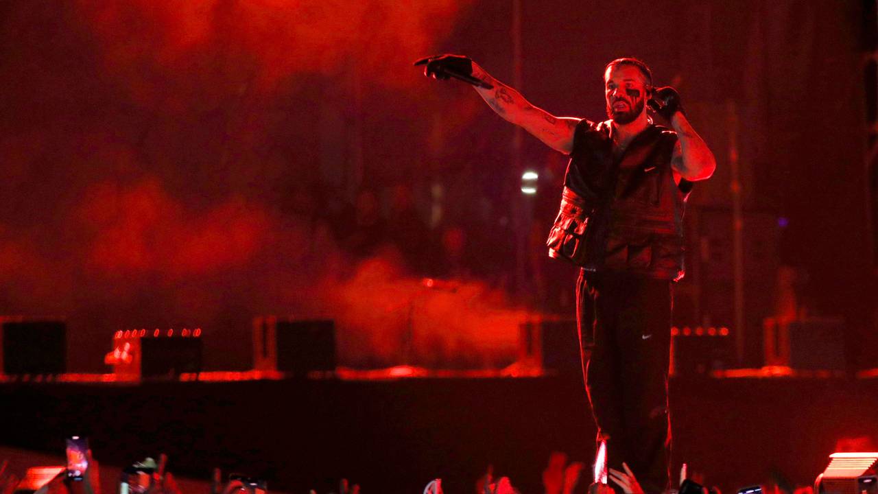 Drake bei einem Konzert auf der Bühne.