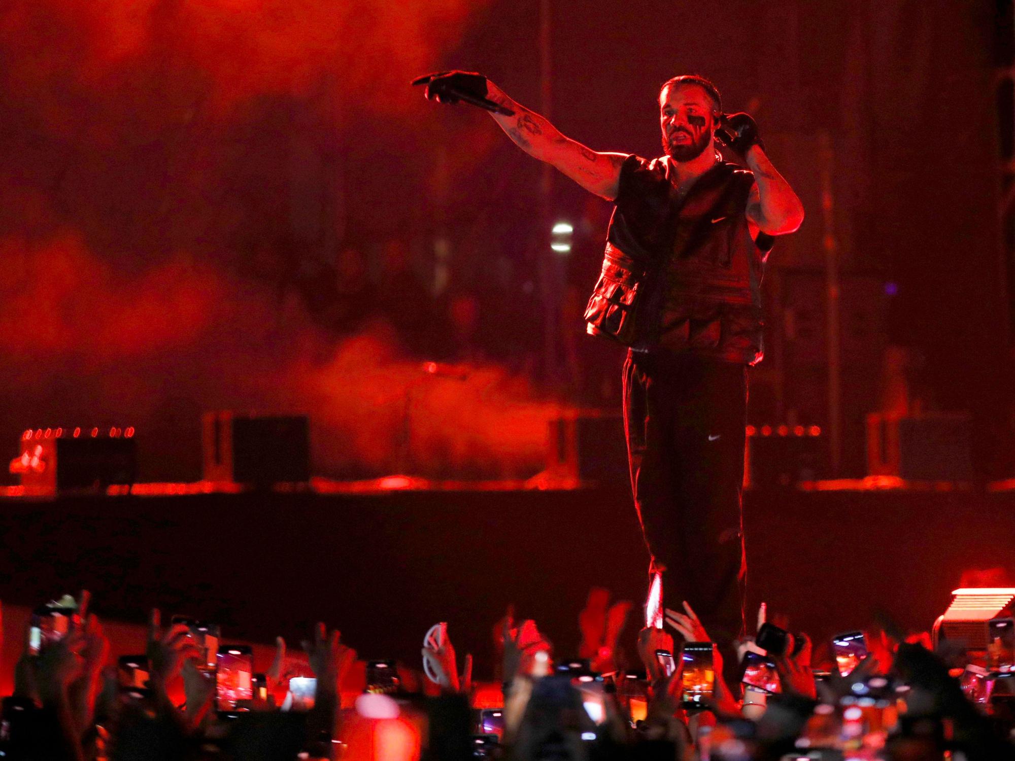Drake bei einem Konzert auf der Bühne.