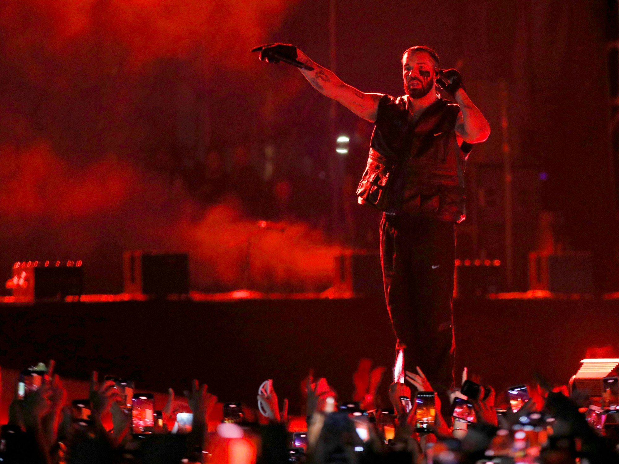 Drake bei einem Konzert auf der Bühne.