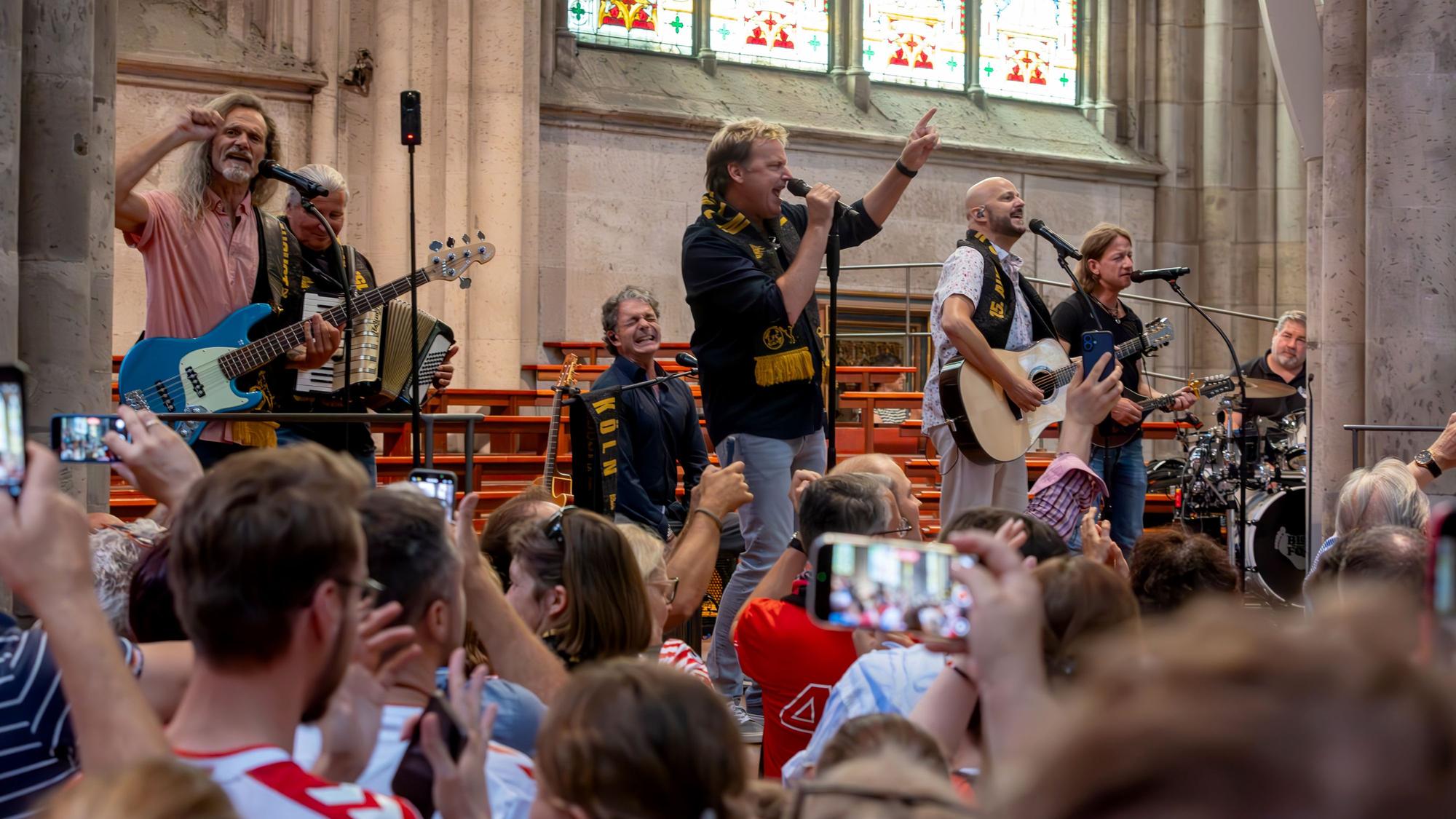 Fan-Andacht im Kölner Dom: Auftritt der Bläck Fööss.