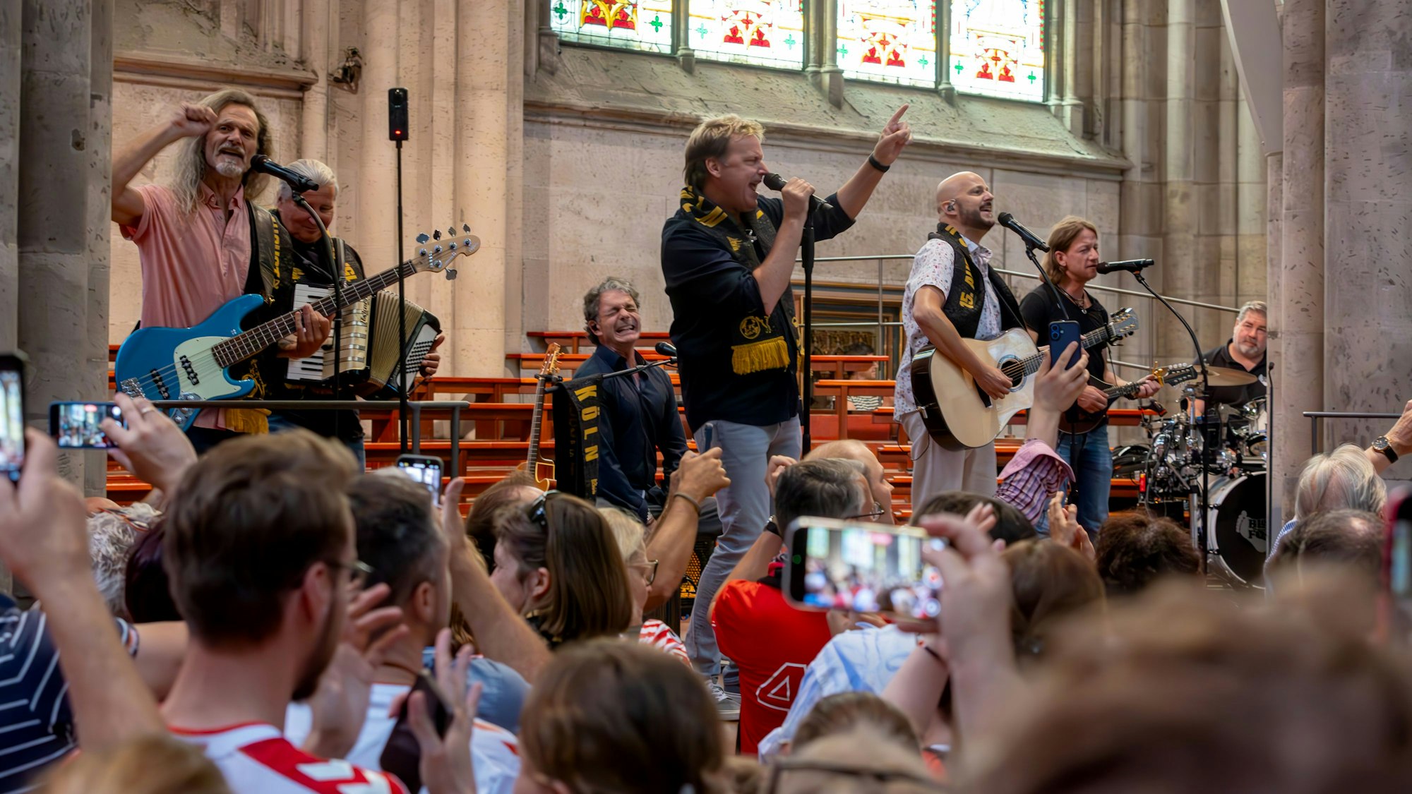 Fan-Andacht im Kölner Dom: Auftritt der Bläck Fööss.