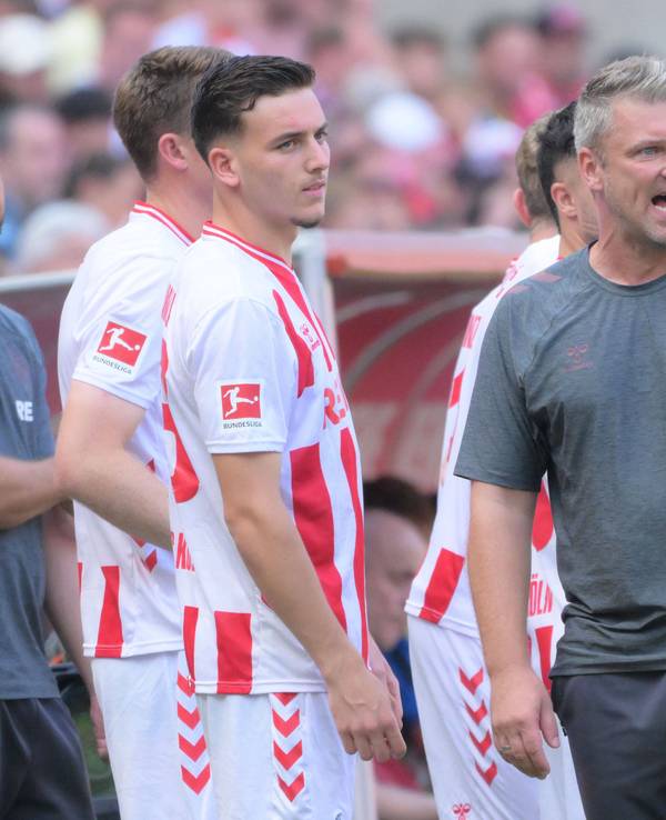 Said El Mala steht zur Einwechslung bereit. Lukas Kwasniok steht davor und gibt lautstark Anweisungen auf den Platz.