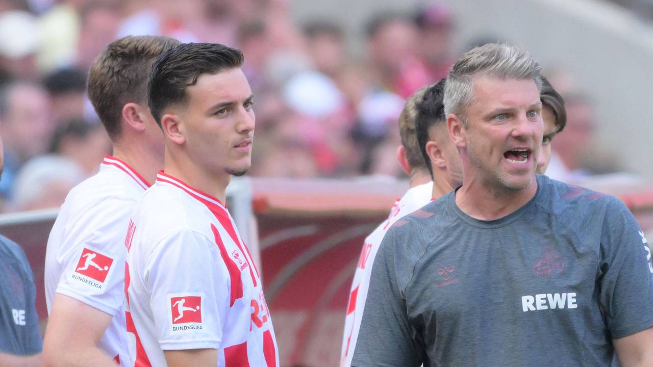 Said El Mala steht zur Einwechslung bereit. Lukas Kwasniok steht davor und gibt lautstark Anweisungen auf den Platz.