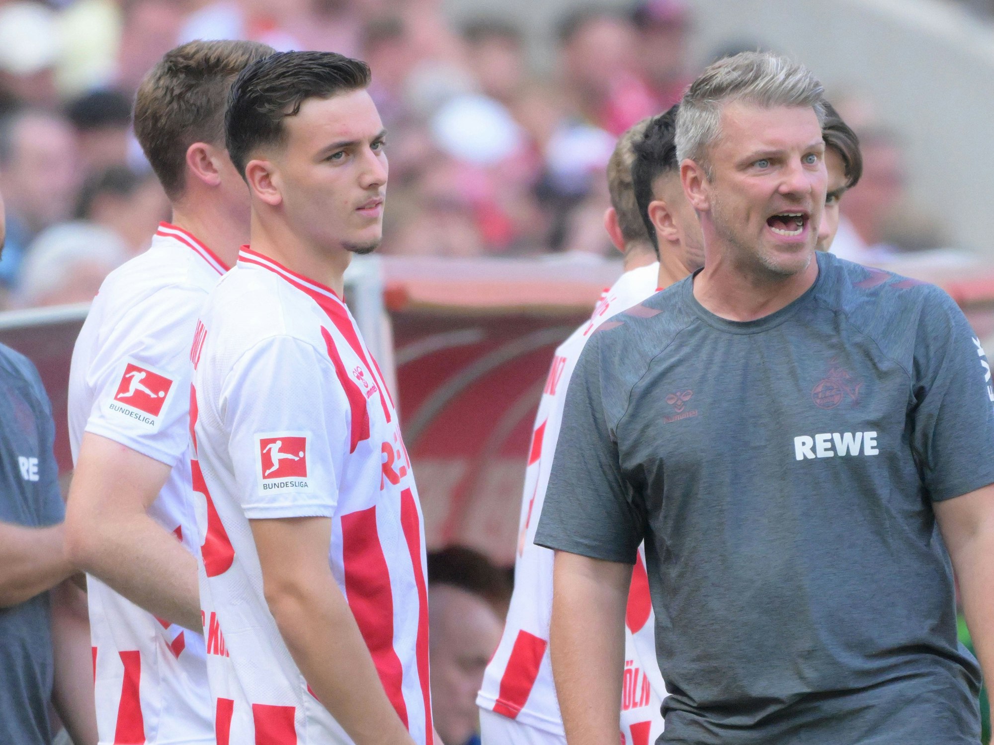 Said El Mala steht zur Einwechslung bereit. Lukas Kwasniok steht davor und gibt lautstark Anweisungen auf den Platz.