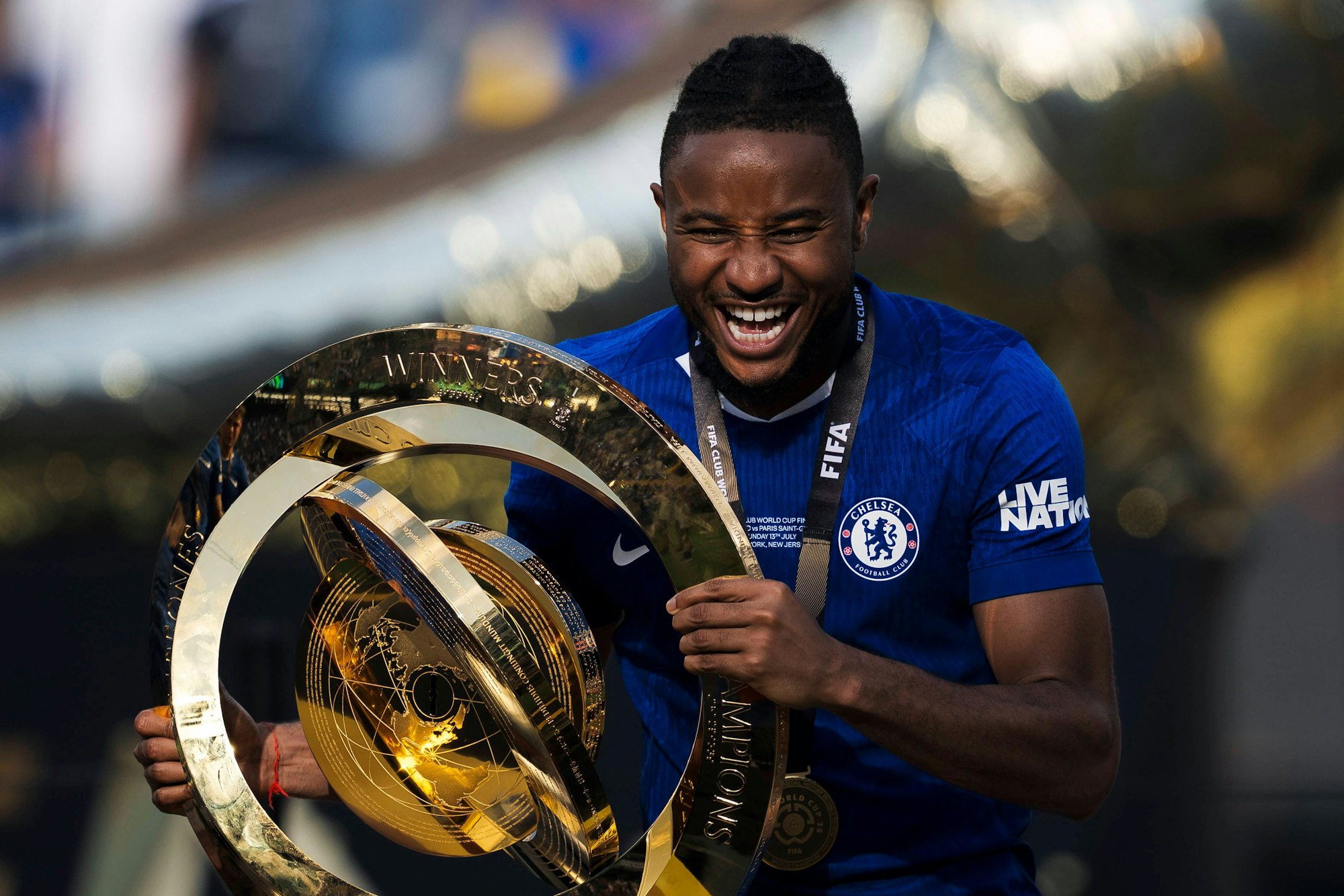 Christopher Nkunku feiert mit dem Pokal der Klub-WM.