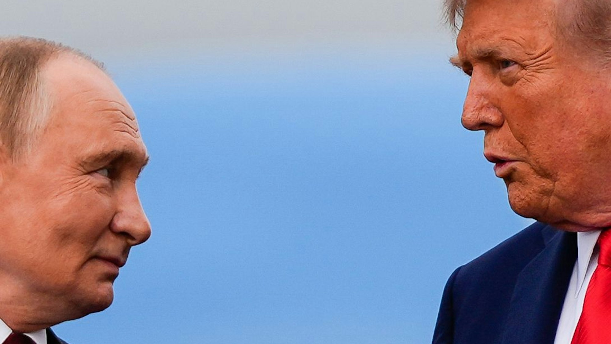 US-Präsident Donald Trump (r) und der russische Präsident Wladimir Putin unterhalten sich.