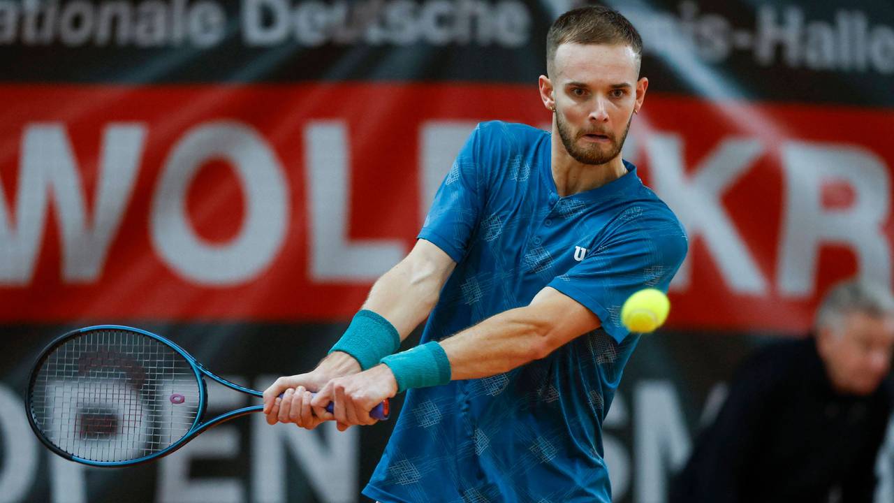 Mats Rosenkranz schlägt eine Rückhand.