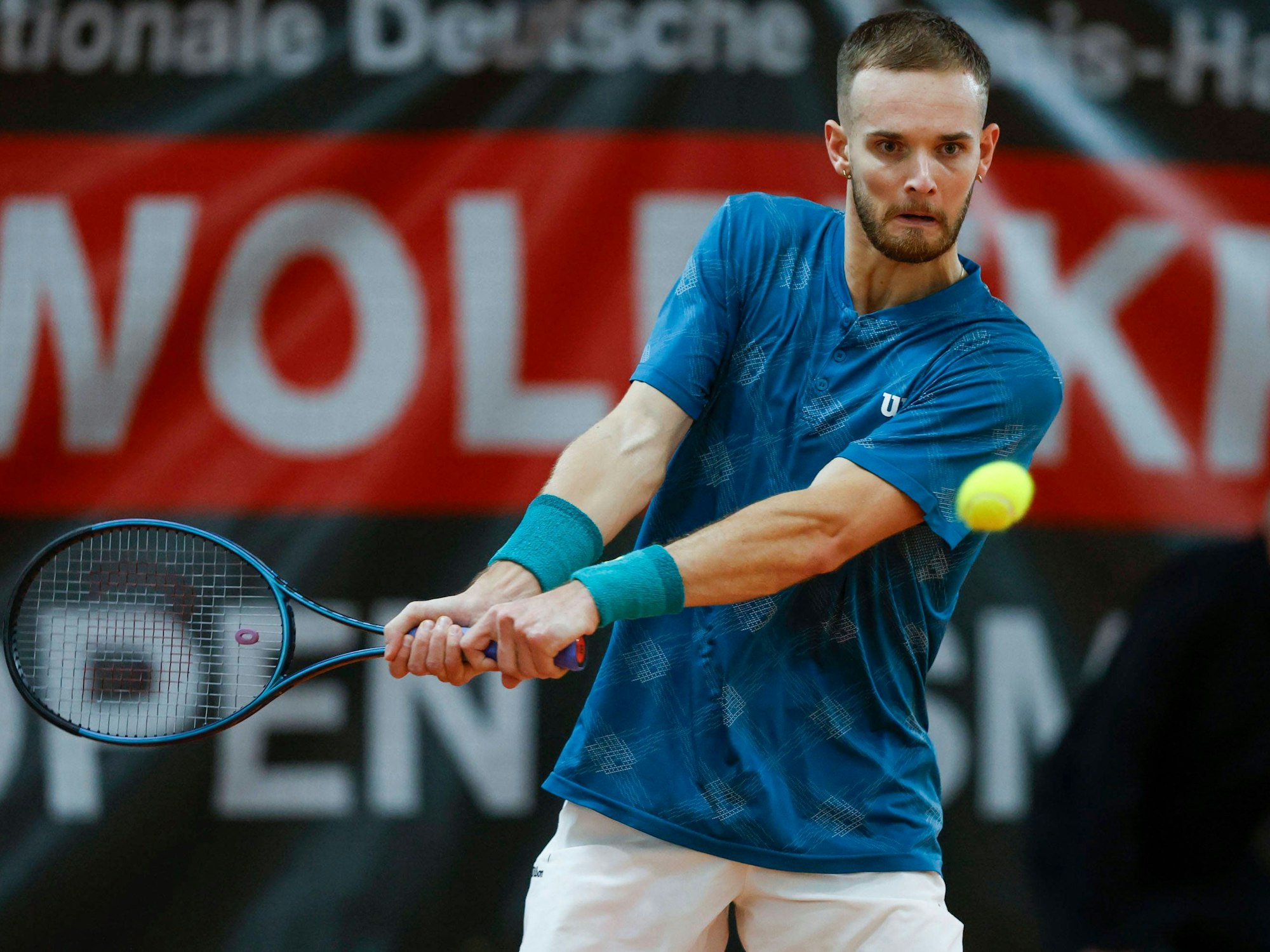 Mats Rosenkranz schlägt eine Rückhand.