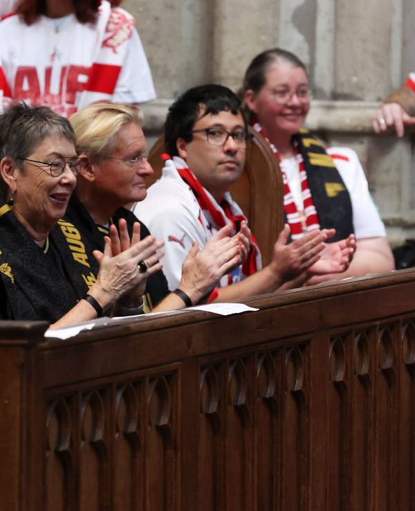 Pierre Littbarski sitzt im Kölner Dom.