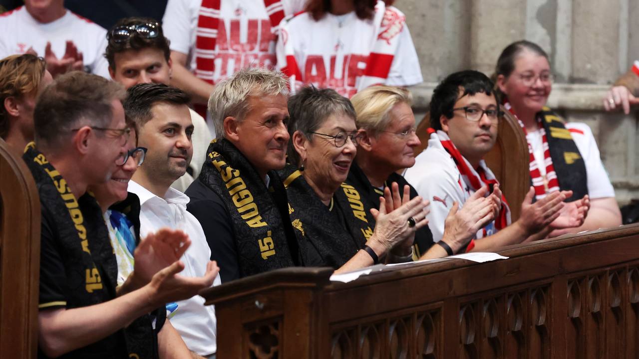Pierre Littbarski sitzt im Kölner Dom.