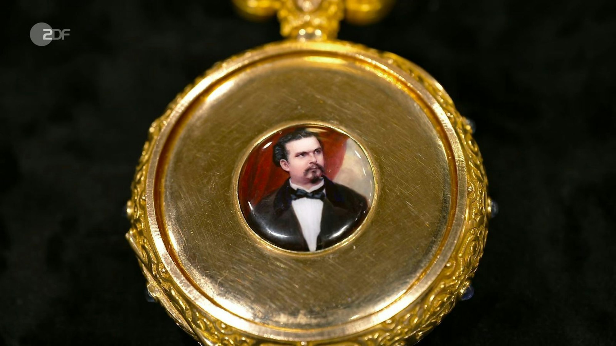 Sogar ein Bildnis von Ludwig II. war mit eingearbeitet. „Ich habe die Uhr schon einmal schätzen lassen, bei Sotheby's in München“, deshalb rechnete Michael mit 70.000 Euro. Der Goldwert lag bei 19.000 Euro, trotzdem hielt Heide Rezepa-Zabel nur 30.000 bis 35.000 Euro für möglich.
(Bild: ZDF)