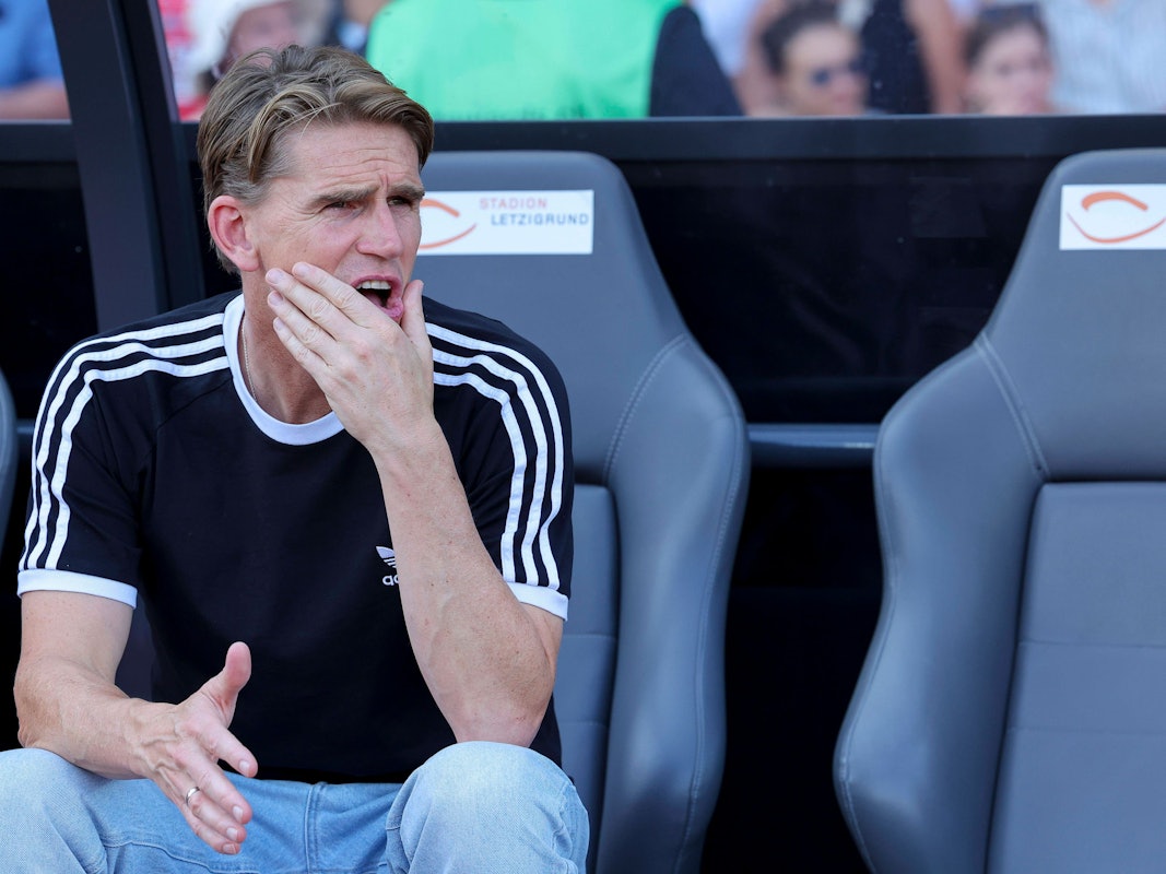 Christoph Freund sitzt auf der Bank.