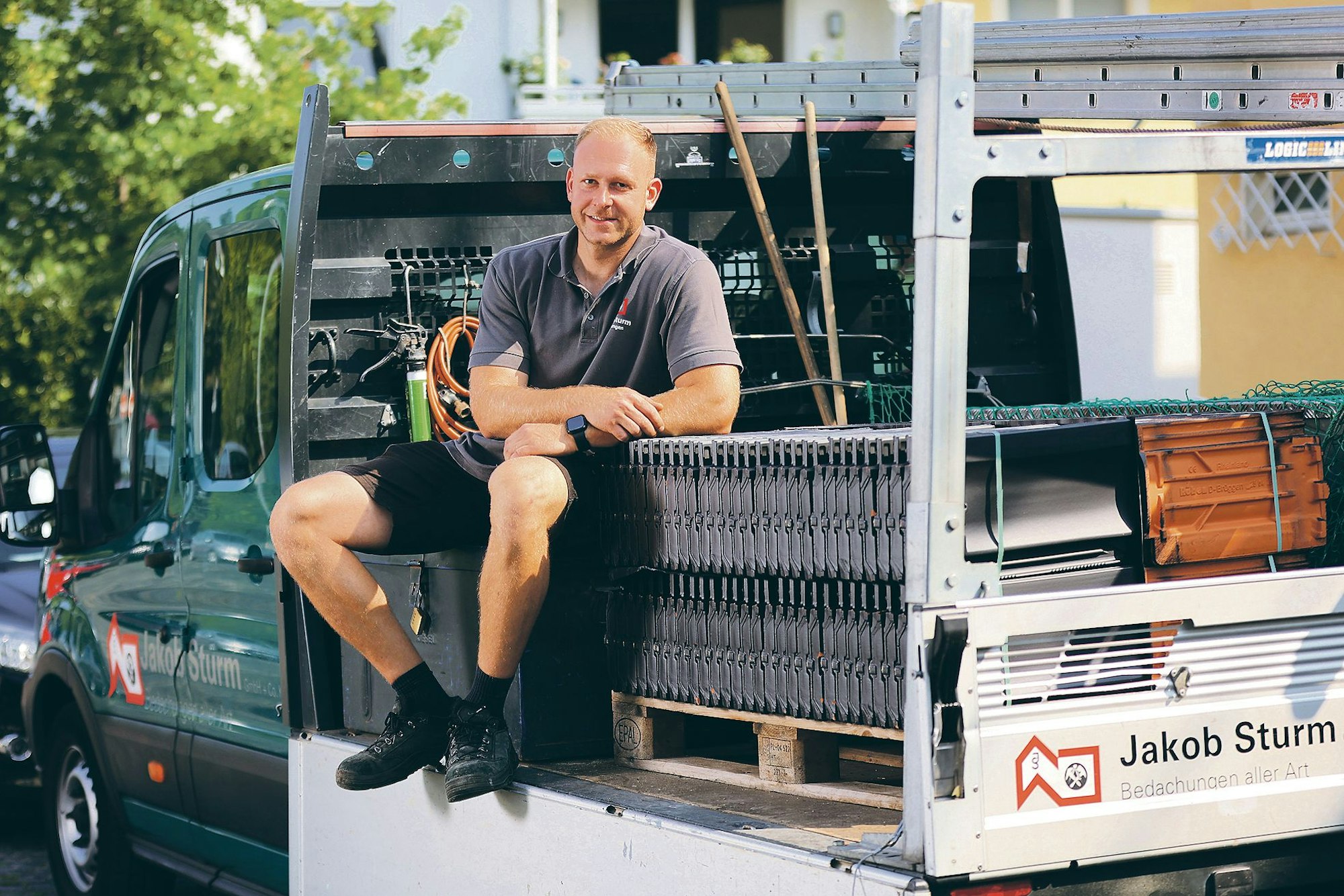 25.07.2025
Köln:
Ford Transit-Serie:
Dachdecker Jakob Sturm mit Sohn Matthias aus Dormagen
Foto: Martina Goyert
mgoyert@web.de