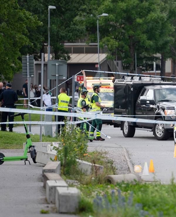 Mehrere Fahrzeuge der Polizei stehen vor einer Moschee.