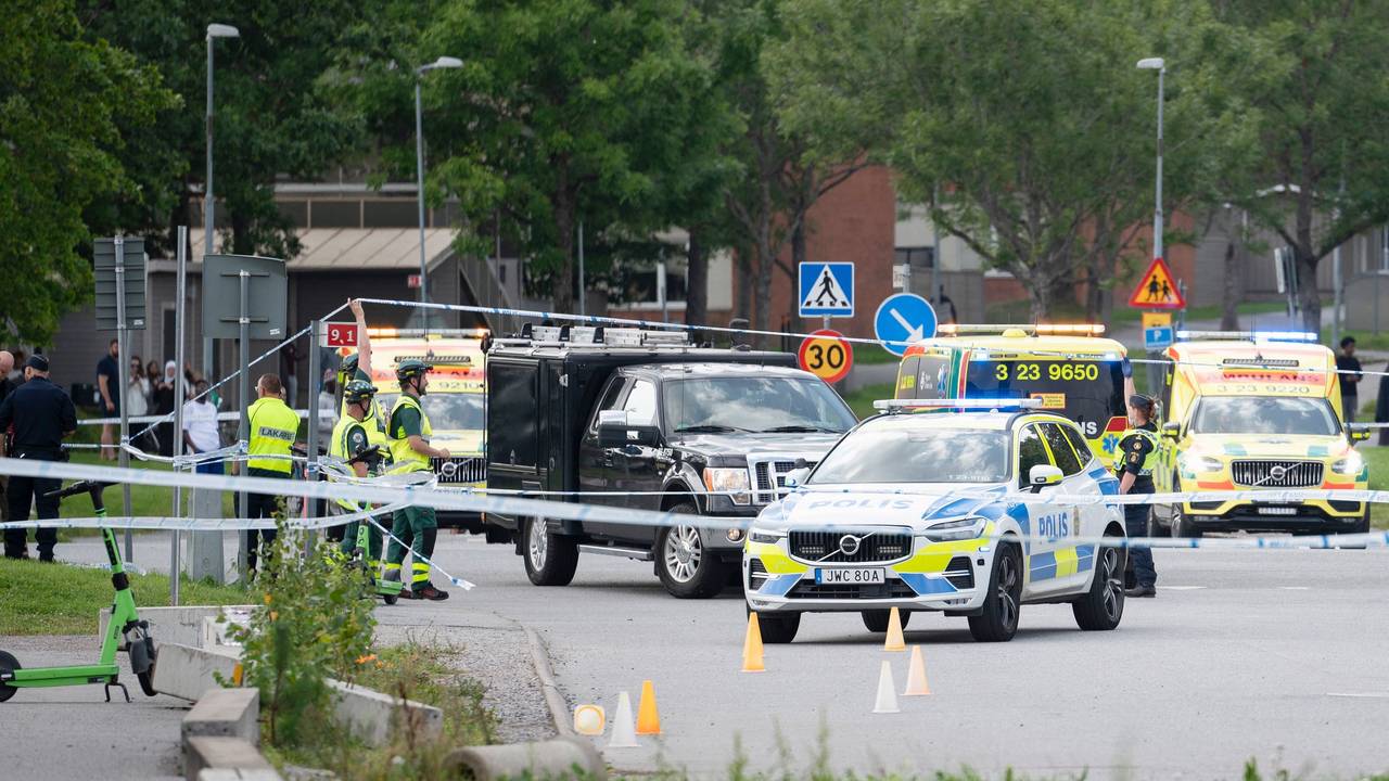 Mehrere Fahrzeuge der Polizei stehen vor einer Moschee.