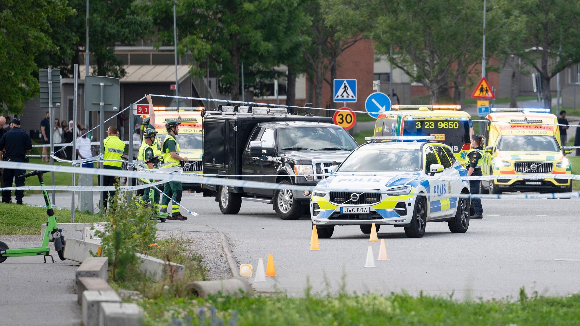 Mehrere Fahrzeuge der Polizei stehen vor einer Moschee.