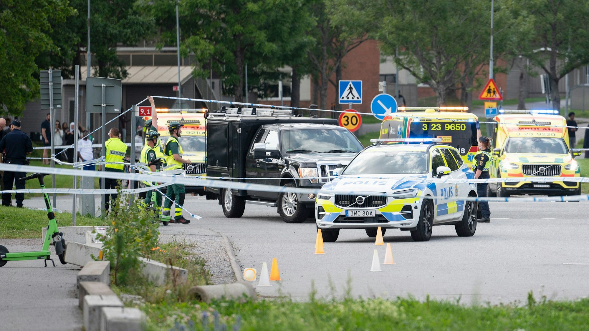 Die Polizei steht am Freitag (15. August) vor einer Moschee in Örebro, dort wurden mehrere Menschen bei einer Schießerei verletzt.