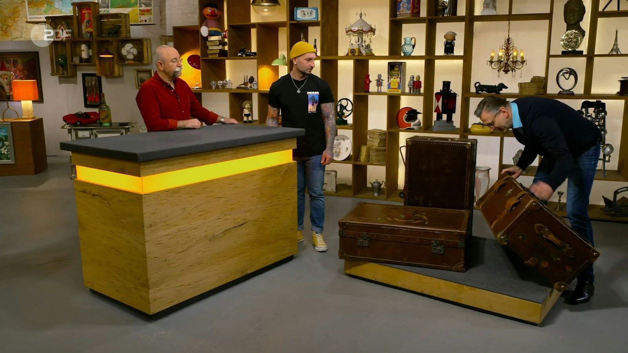 Die drei Reisekoffer aus dem 20. Jahrhundert bewertete Detlev Kümmel mit 800 bis 1.000 Euro.
(Bild: ZDF)