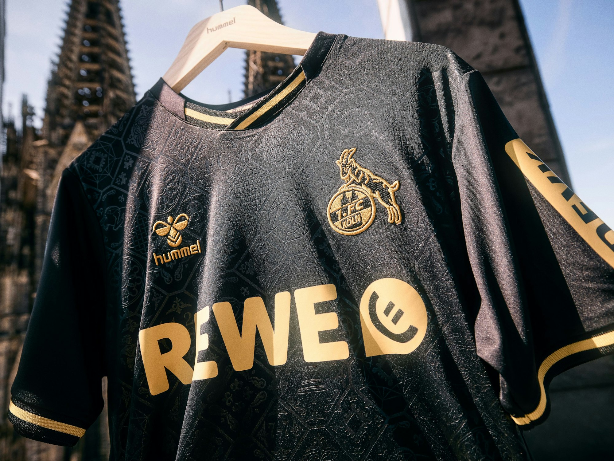 Eine Hommage an den Kölner Dom: Das Ausweichtrikot des 1. FC Köln für die Saison 2025/26.