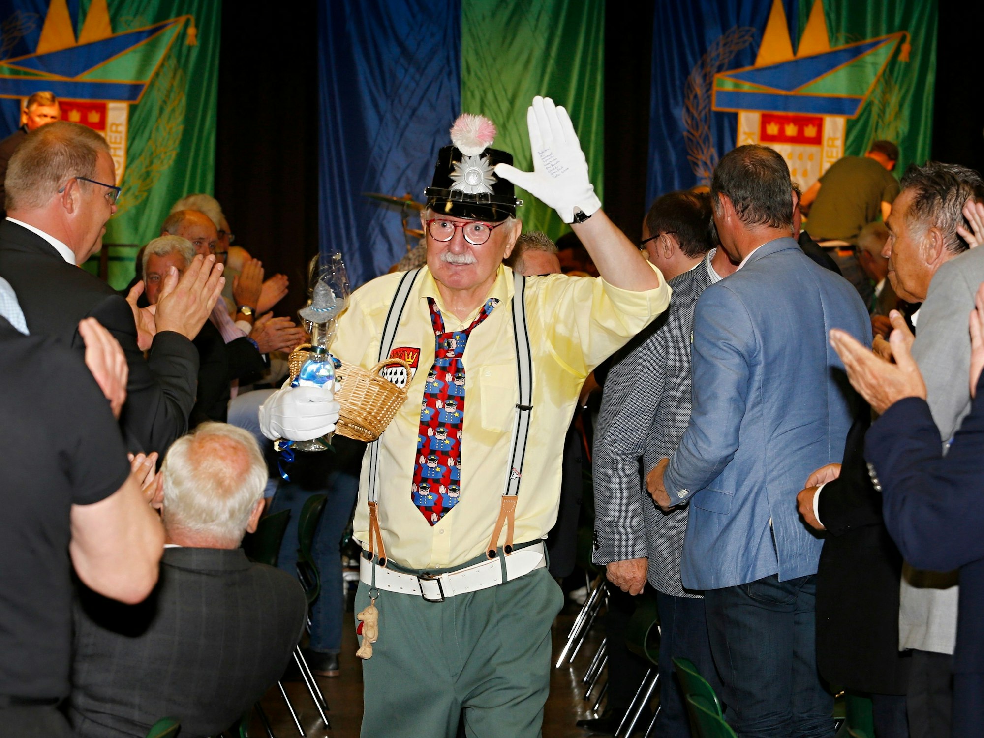 Jupp Menth beim Auszug nach seiner Rede.