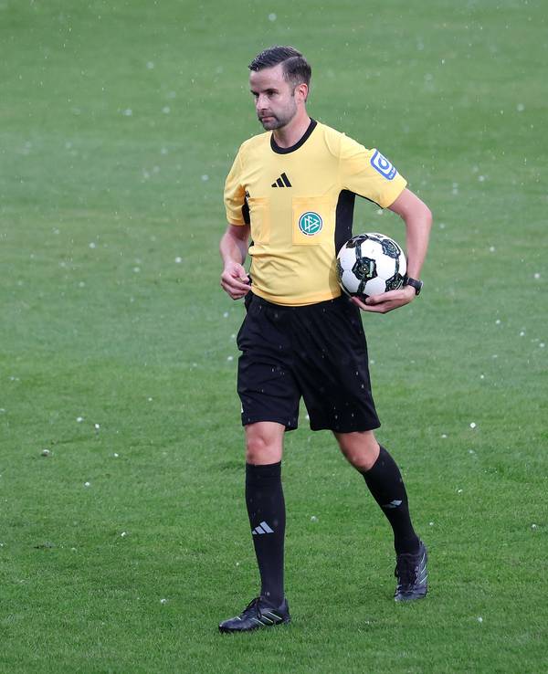 Michael Bacher unterbricht die Pokal-Partie zwischen Großaspach und Leverkusen.