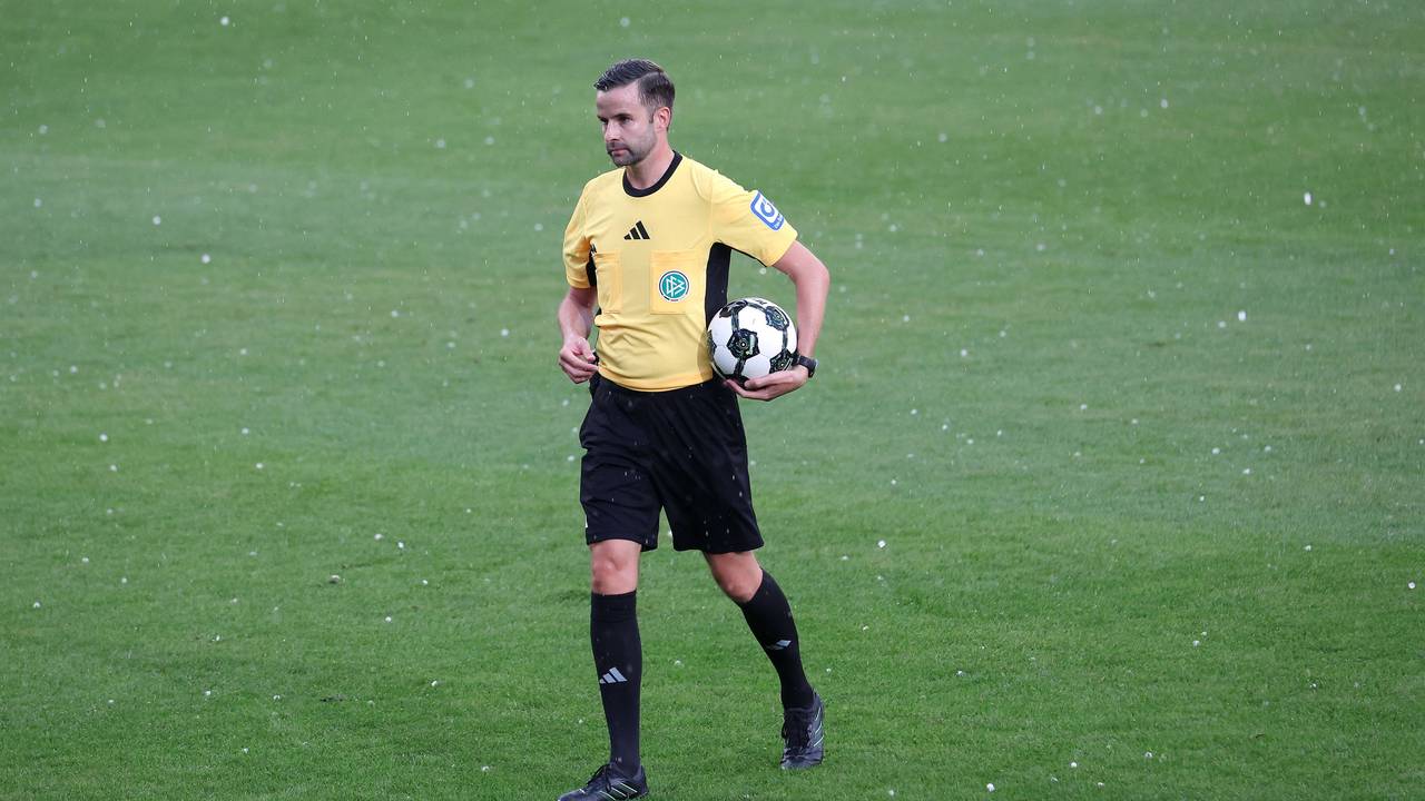 Michael Bacher unterbricht die Pokal-Partie zwischen Großaspach und Leverkusen.