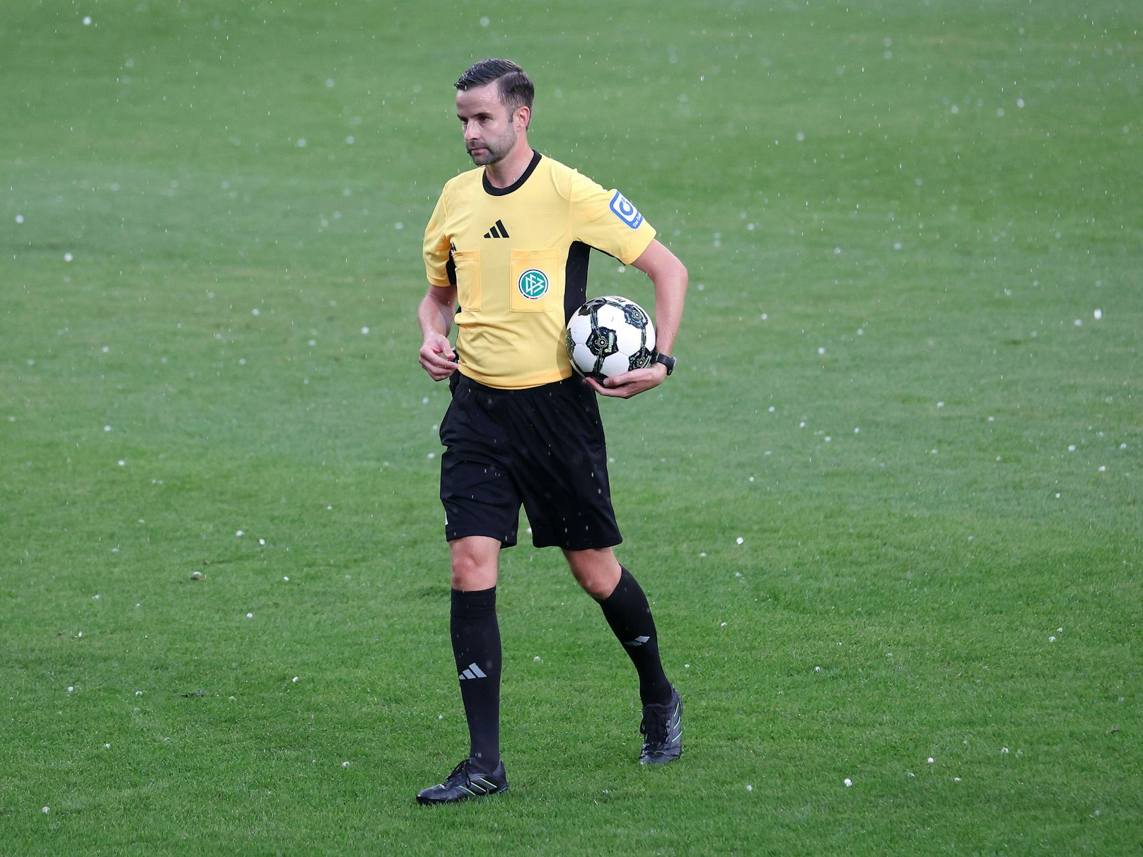 Michael Bacher unterbricht die Pokal-Partie zwischen Großaspach und Leverkusen.