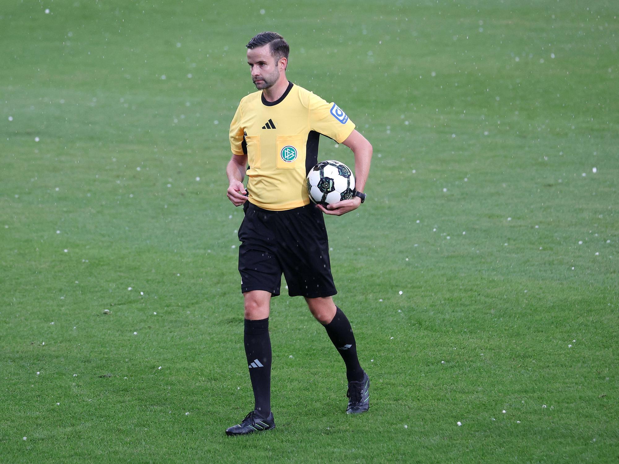 Michael Bacher unterbricht die Pokal-Partie zwischen Großaspach und Leverkusen.