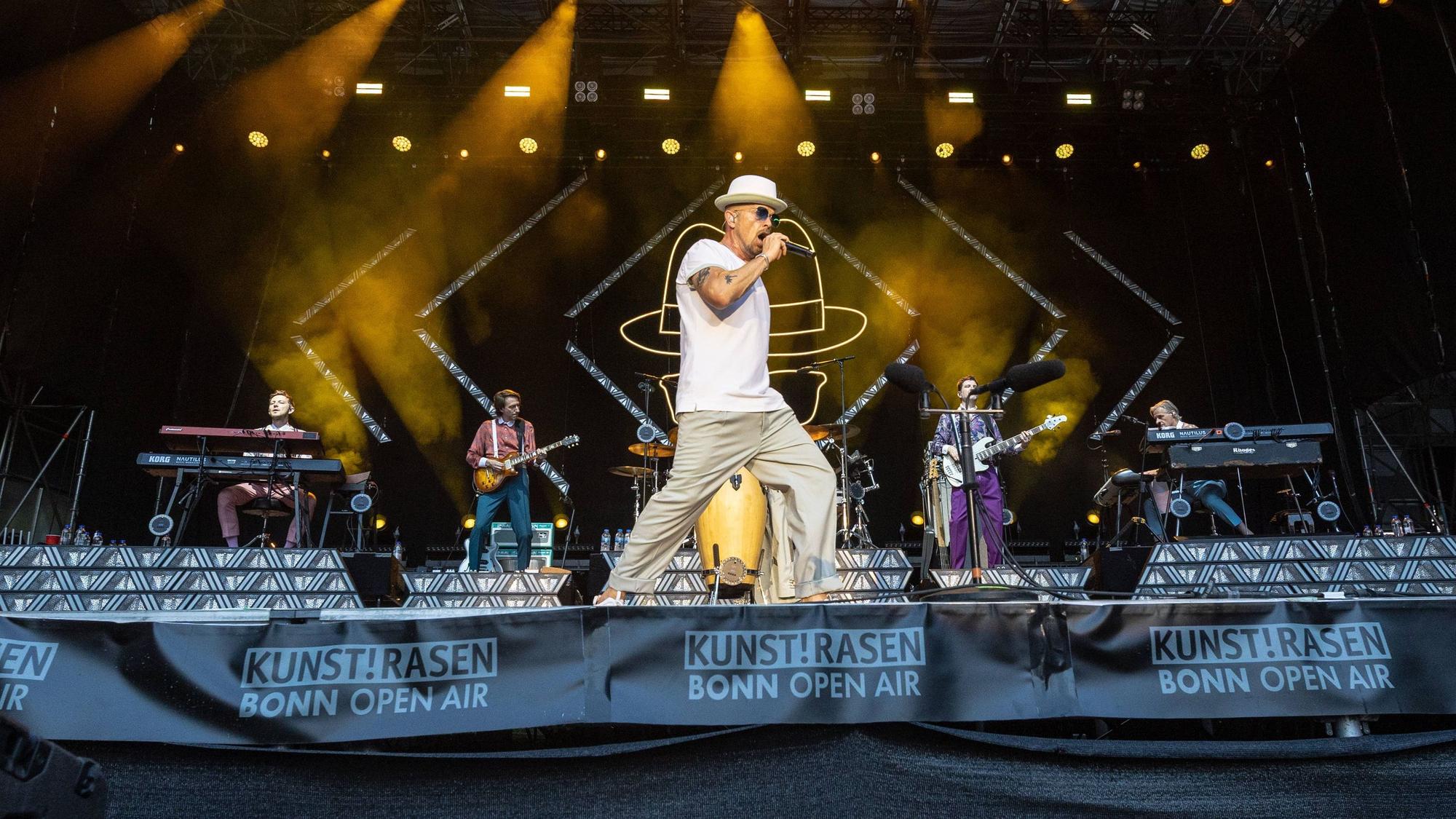 Jan Delay & Disko No. 1 beim Konzert auf dem KunstRasen Bonn.