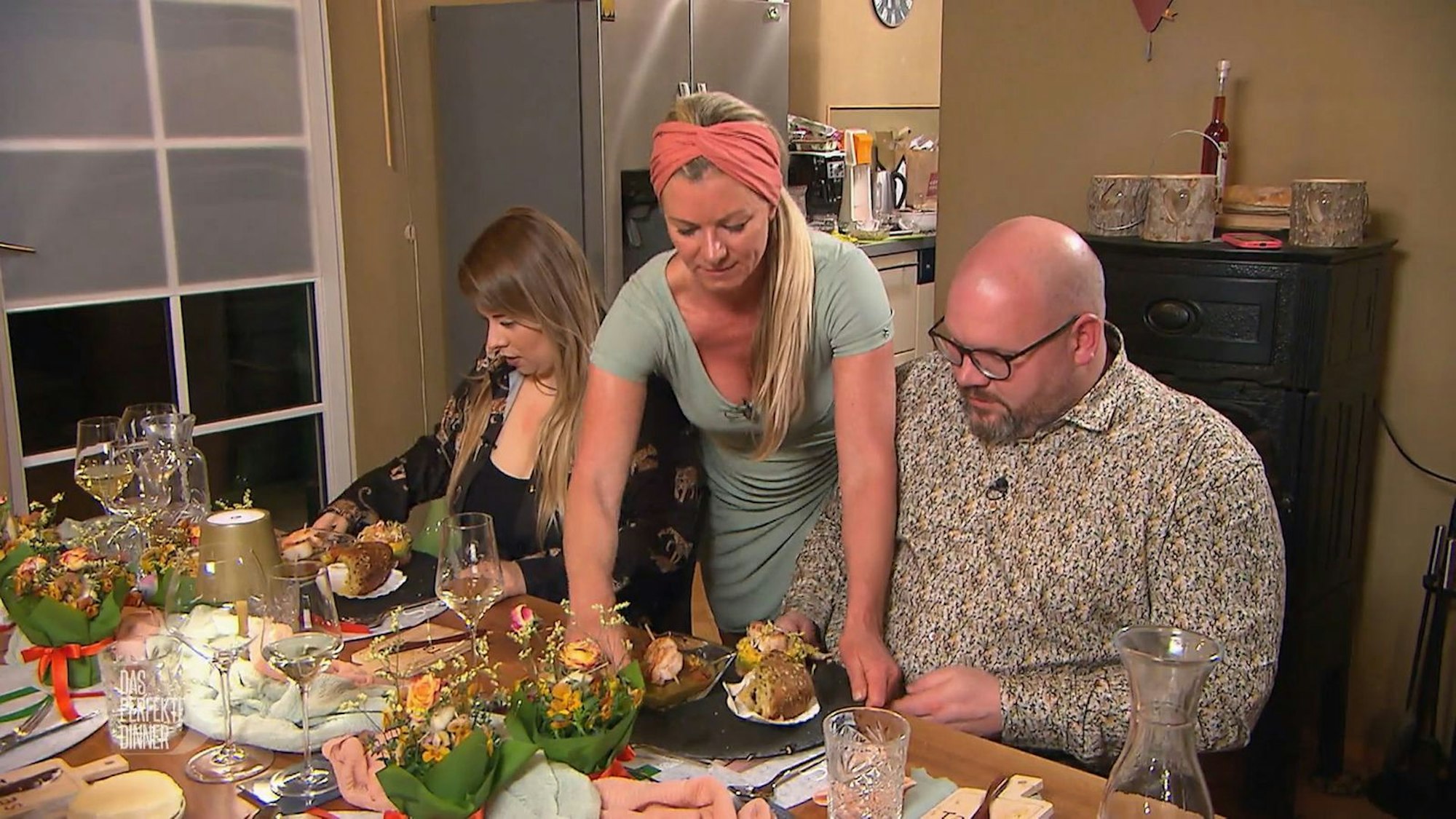 Armina und Christian sind von der Größe der Vorspeise überrascht: Weniger hätte auch gereicht.
(Bild: RTL)
