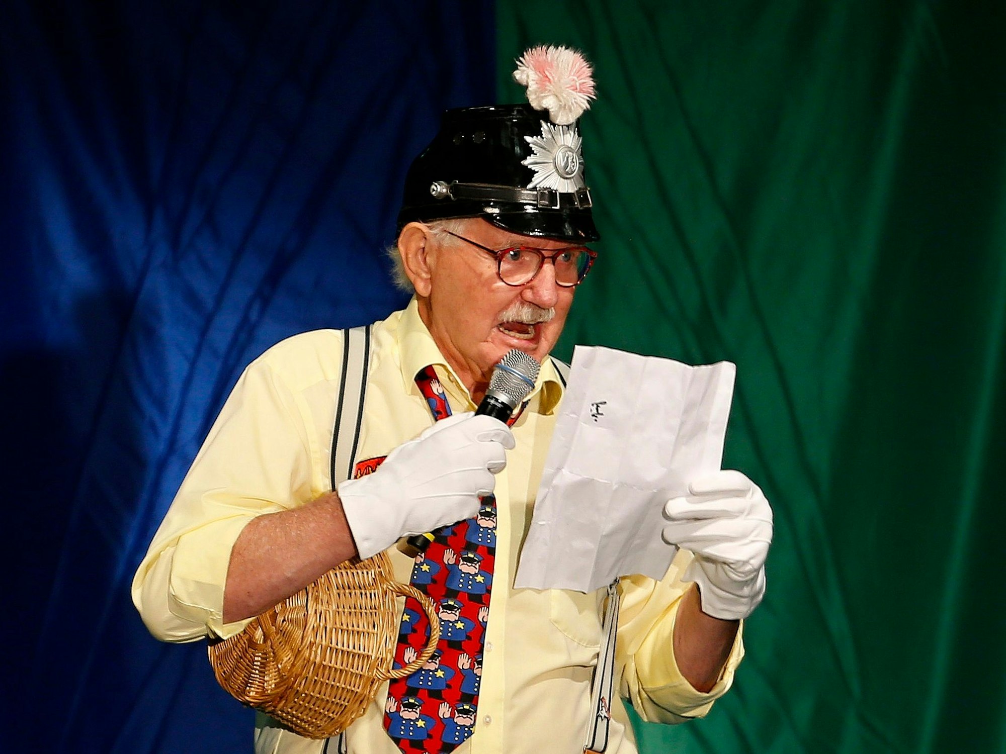Jupp Menth als „Ne Kölsche Schutzmann“ auf der Bühne.