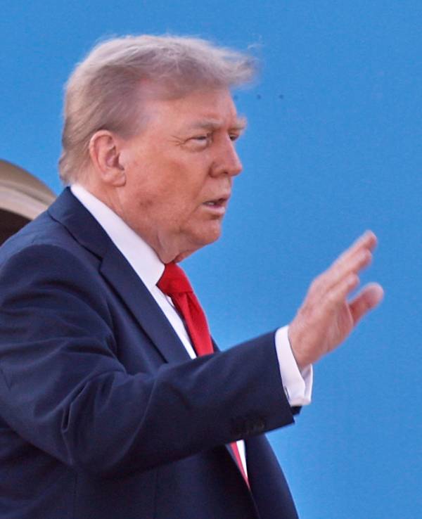 US-Präsident Donald Trump winkt, bevor er an Bord eines Flugzeugs geht.