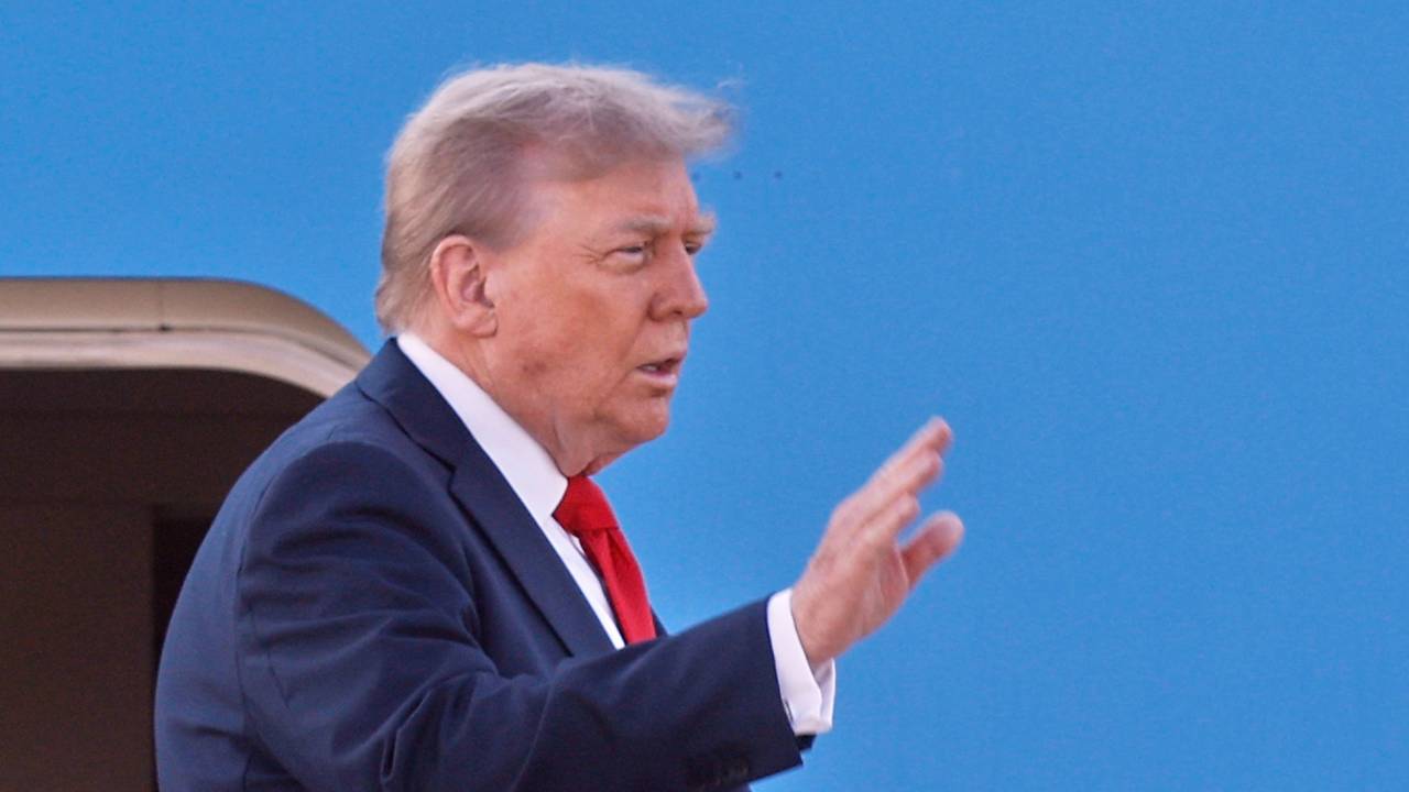 US-Präsident Donald Trump winkt, bevor er an Bord eines Flugzeugs geht.