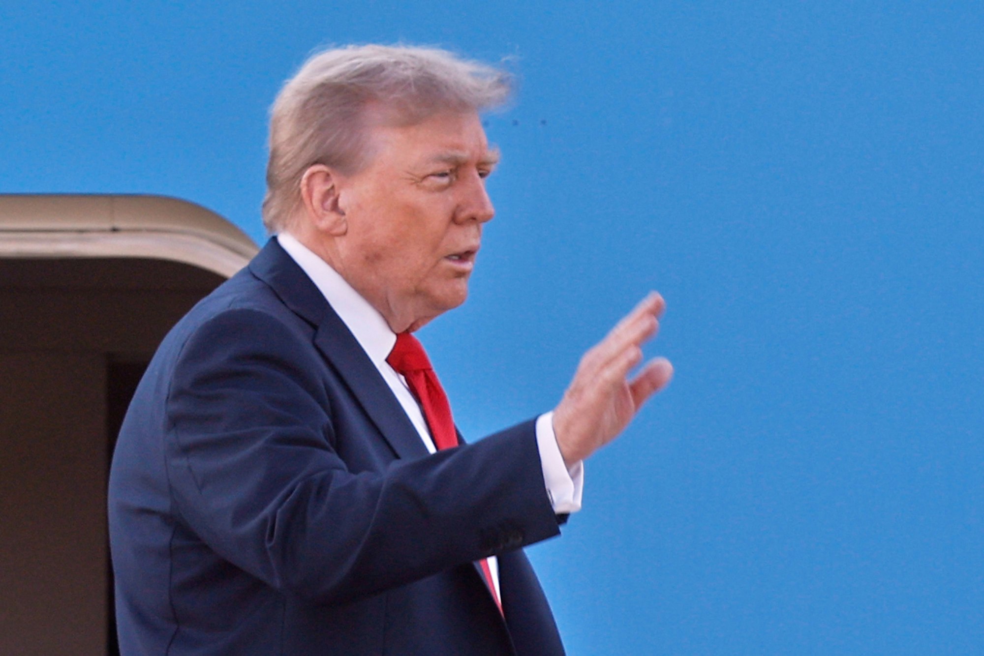 US-Präsident Donald Trump winkt, bevor er an Bord eines Flugzeugs geht.