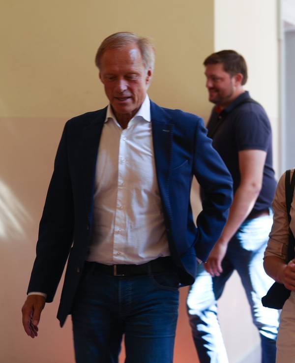Christina Block (r) kommt mit ihrem Lebensgefährten Gerhard Delling (l) in einer Pause im Prozess wegen mutmaßlicher Kindesentführung über den Flur des Strafjustizgebäudes.