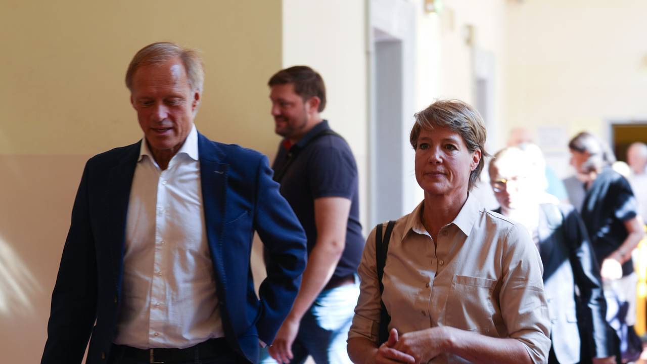 Christina Block (r) kommt mit ihrem Lebensgefährten Gerhard Delling (l) in einer Pause im Prozess wegen mutmaßlicher Kindesentführung über den Flur des Strafjustizgebäudes.