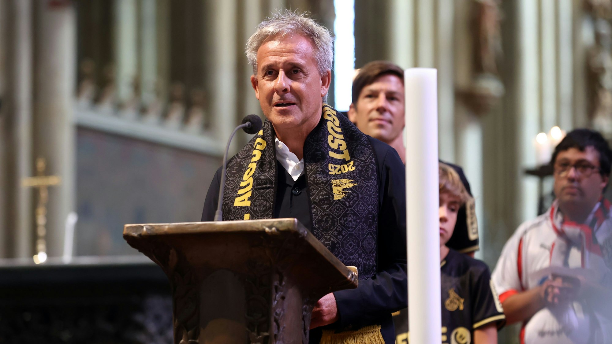 Fan-Andacht im Kölner Dom: Ehrengast Pierre Littbarski.