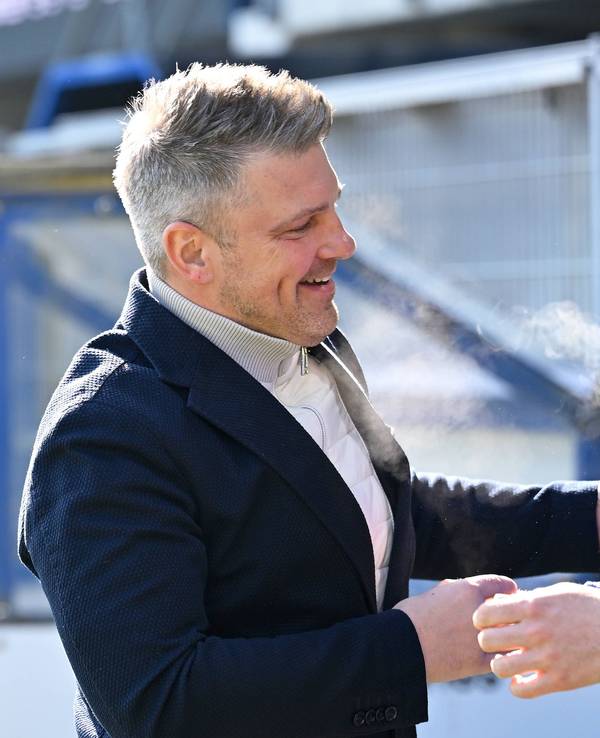Lukas Kwasniok und Merlin Polzin beim freundschaftlichen Handshake.
